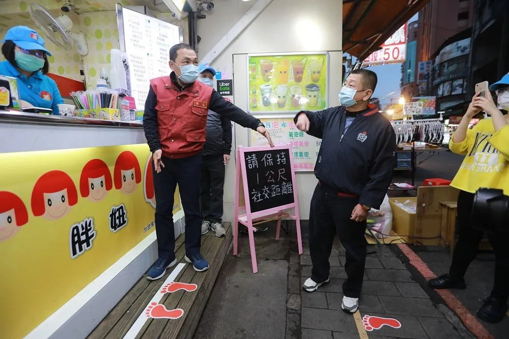 即日起新北夜市、商圈「應」全程戴口罩　侯友宜：不配合處3千至1.5萬元