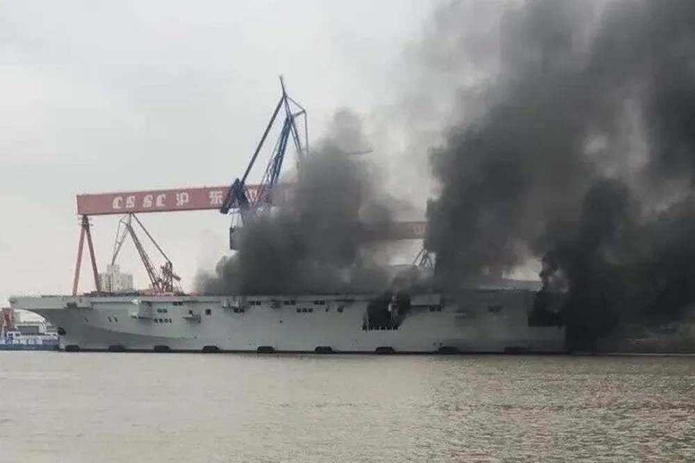 中國075型兩棲攻擊艦失火　機庫及井底甲板內部完全焦黑