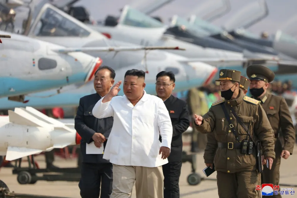 罕見視察飛行演習　北韓空軍現役蘇愷25與米格29戰機亮相