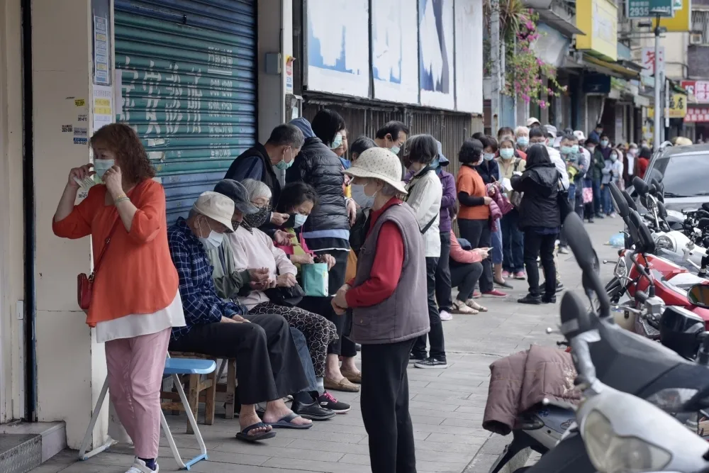 男童羞戴粉紅色口罩、開放網購仍排爆　陳時中：非常時期互相體諒