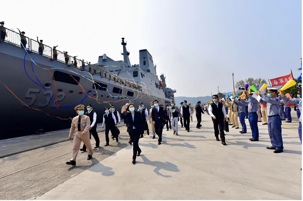 染疫艦隊返國「蔡英文到場致意」　府：僅在港邊揮手相迎，沒有接觸風險