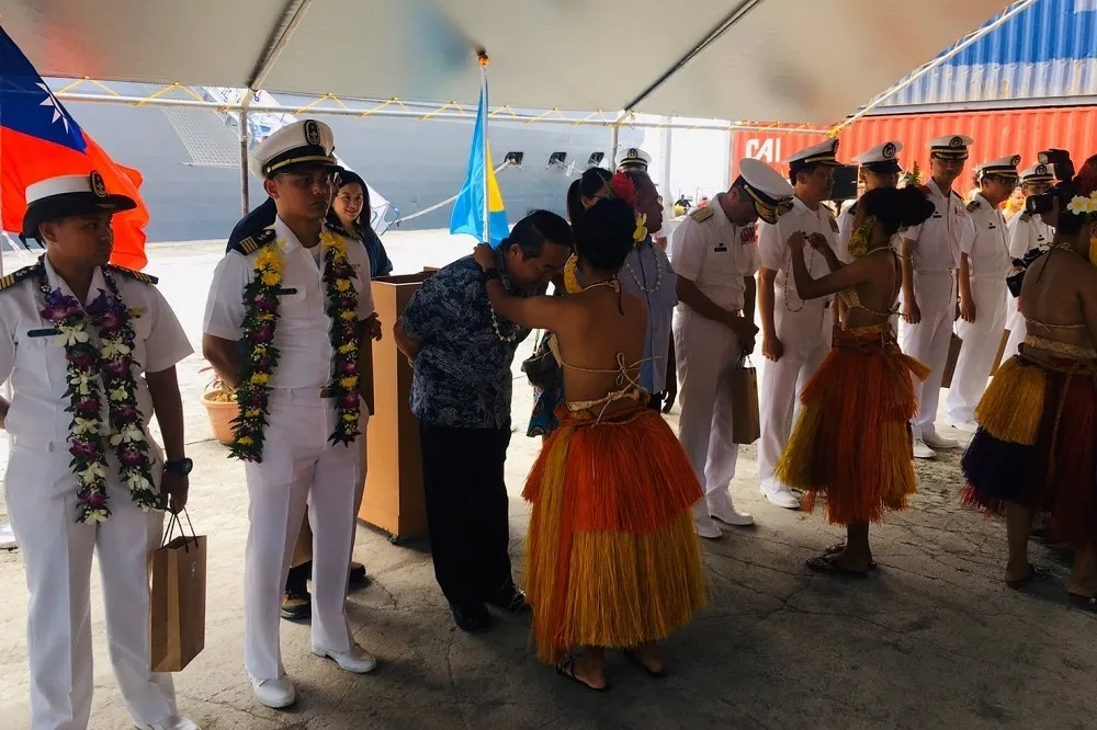 海軍副司令：艦隊官兵在帛琉「全程戴口罩」　大使館無罩照片狠打臉