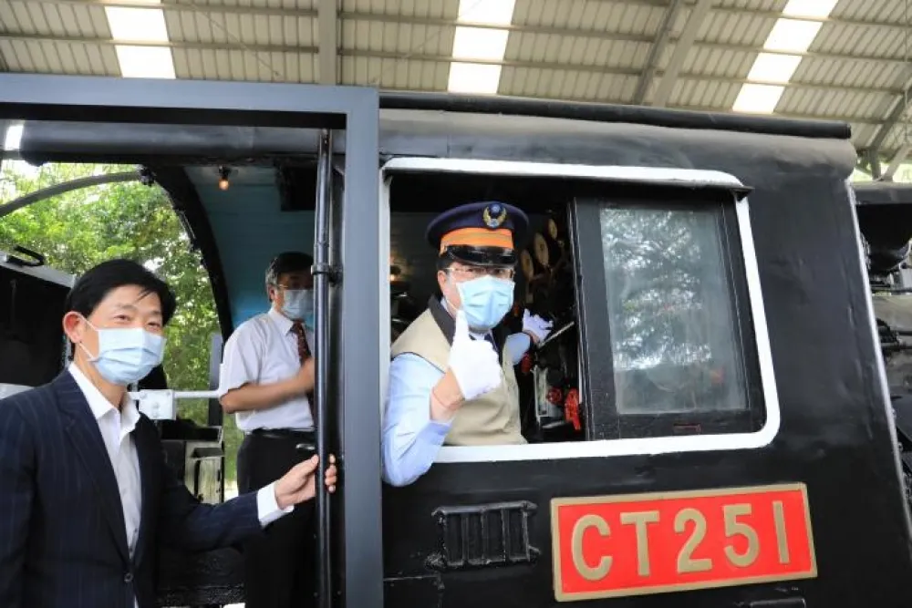 黃偉哲化身鐵道司機　歡迎鐵道迷前來台南懷舊朝聖