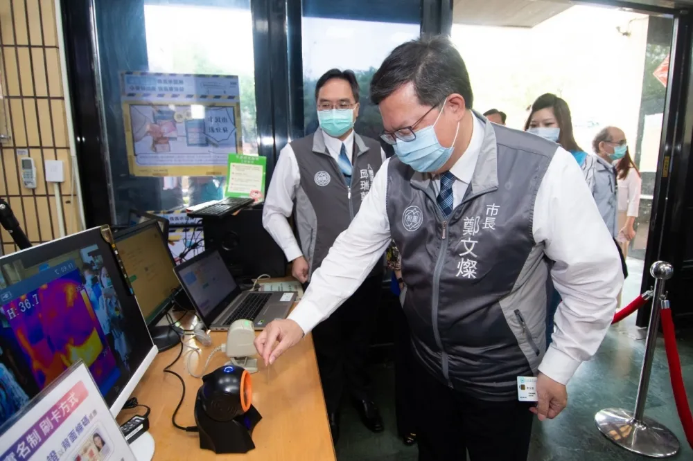 桃園13區公所「手機綁定健保卡」便民服務　攜帶「申辦四寶」輕鬆購買全家人口罩