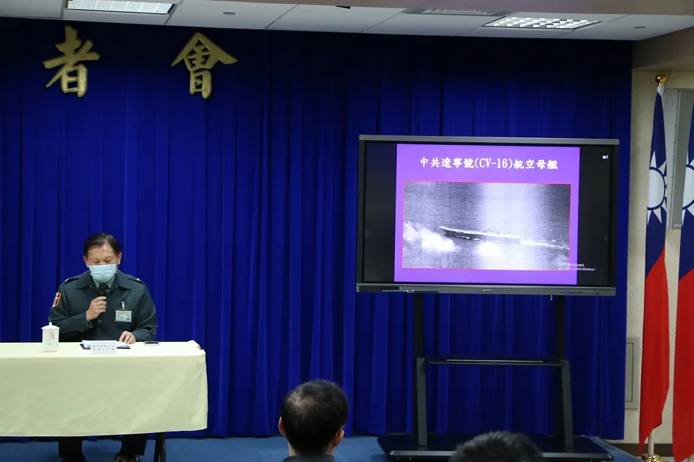 首度公開遼寧艦空拍畫面　國防部：國軍8艦全程側護戒備