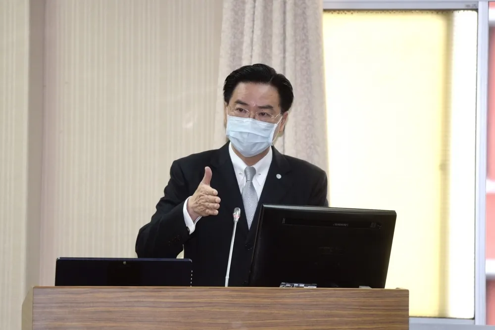 10萬片口罩換防護衣原料是假的　國民黨批：連陳時中也受騙上當