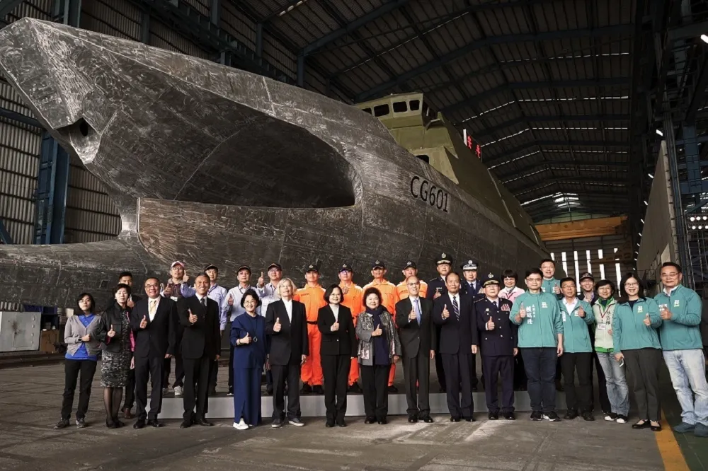 海巡署首艘600噸級雙船體安平艦27日下水　提前半年交艦執行巡護任務