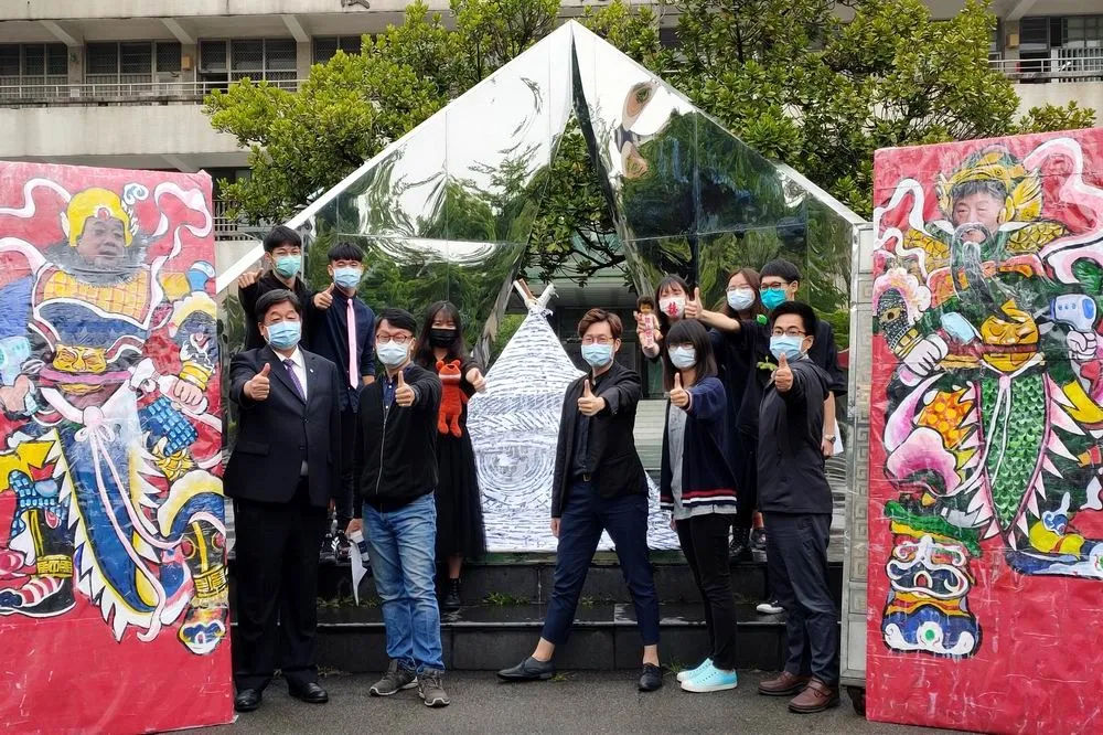 台中一中美術班「疫」想天開　陳時中當門神金紙作口罩