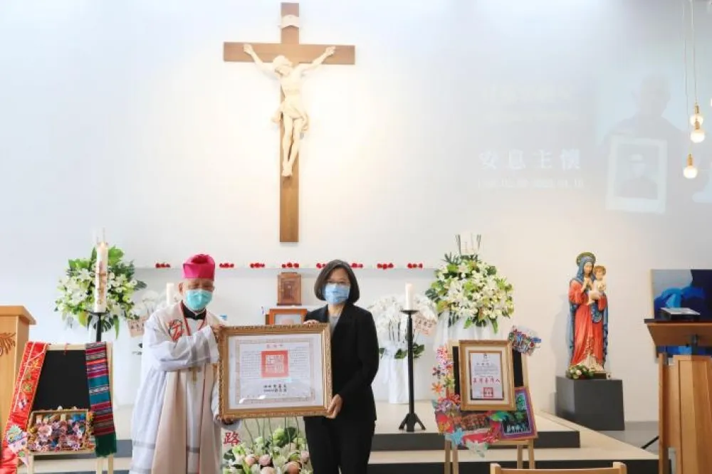 黃偉哲感念甘神父大愛　蔡英文總統親頒褒揚令「正港台灣人」