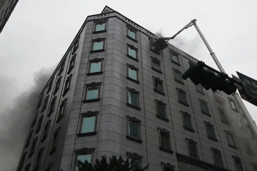 【快訊】北市林森北路錢櫃KTV竄火　54人送醫5死2命危