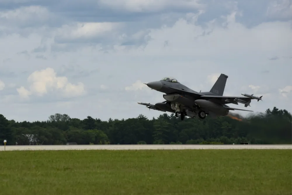 飛控系統閥門損壞導致故障　美軍找出F-16戰機墜毀倉庫主因