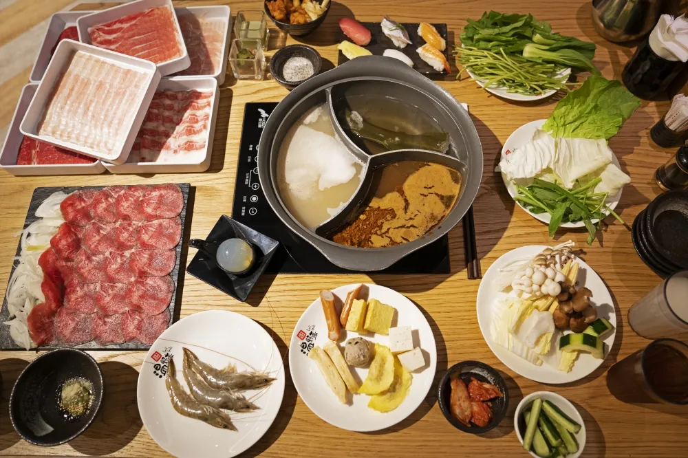 【日本涮涮鍋吃到飽 2】特選牛舌吃到飽千元有找！一鍋三吃的「溫野菜」只在美麗華有