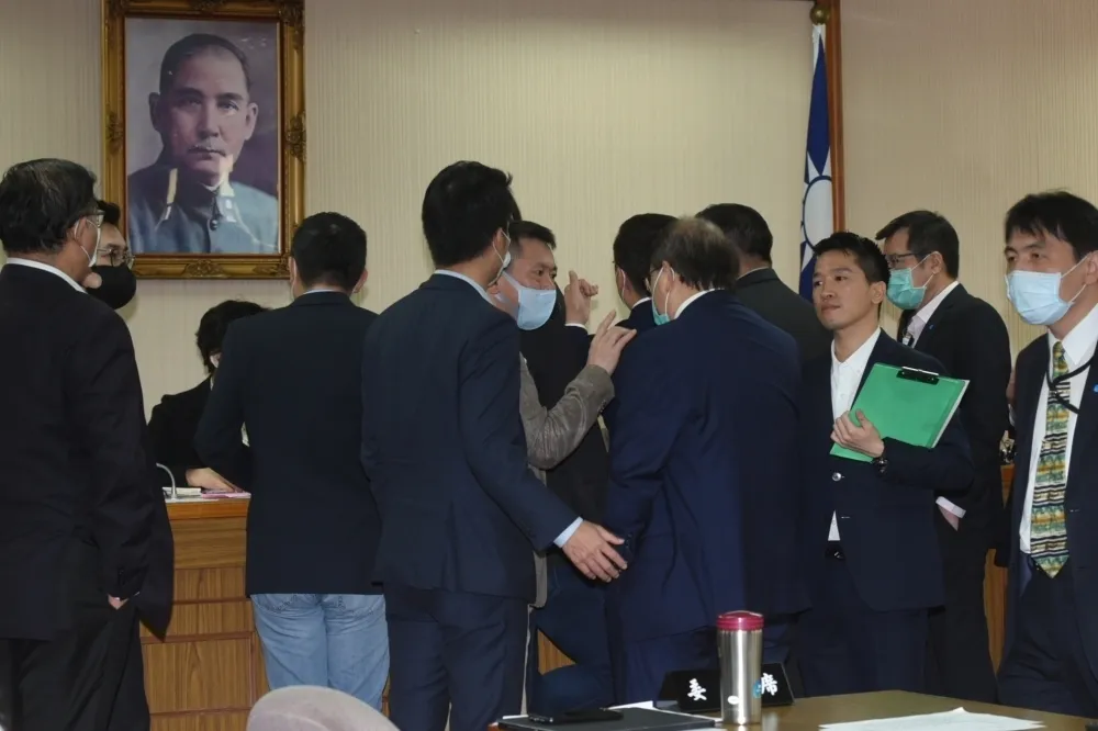 【調閱敦睦案】朝野裡外吵翻　藍扼腕吳斯懷沒搶分、綠聲討王定宇爆料