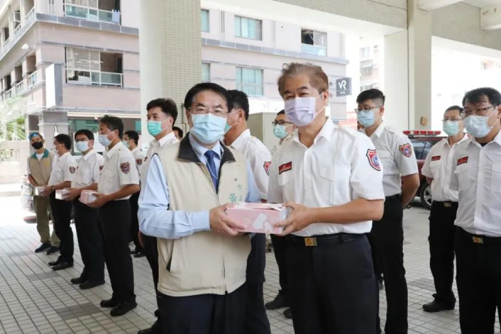 五一勞動節 台南市長黃偉哲慰問防疫前線消防人員