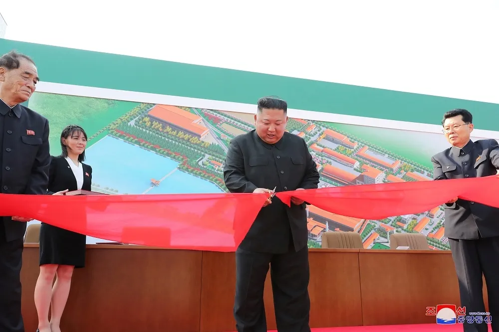 【應該是本尊】金正恩神隱20天終露面　偕胞妹出席肥料廠剪綵