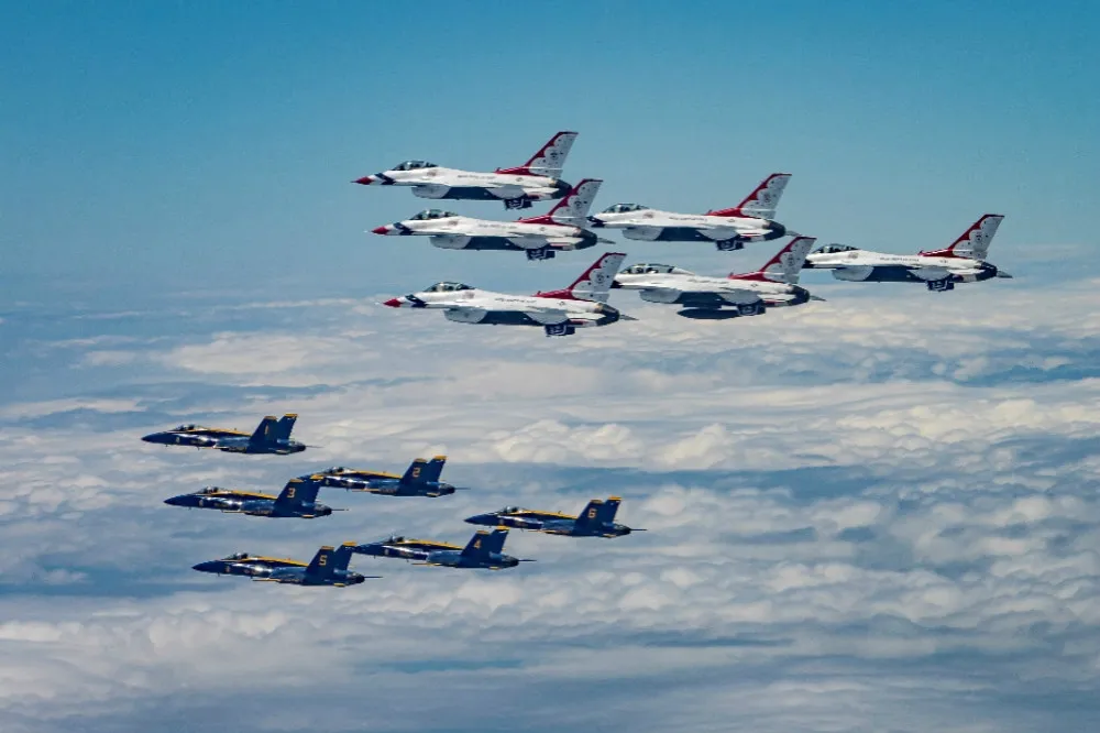 【F-16+F-18】雷鳥與藍天使聯手　美軍以戰機衝場向第一線醫護致敬