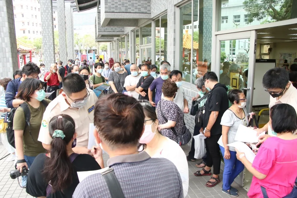 無保1萬元紓困金申請卡卡？　政院：帶身分證並簽切結書就能領