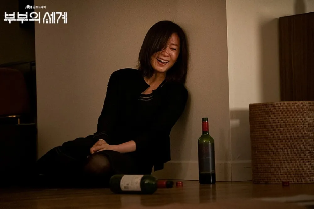 韓劇《夫妻的世界》點出婚姻殘酷面！從劇中「喝酒方式」解讀伴侶隱藏性格