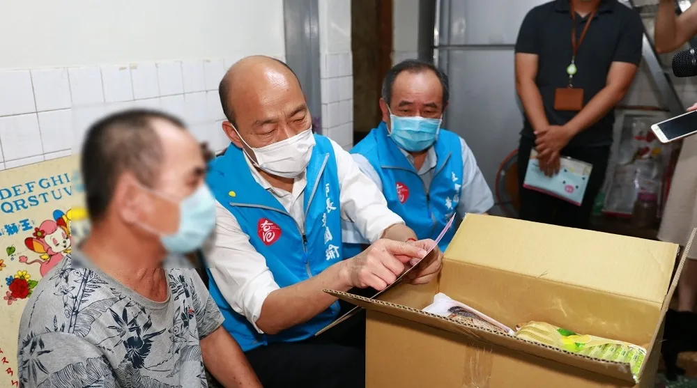 關懷弱勢 韓國瑜親贈防疫暖心包