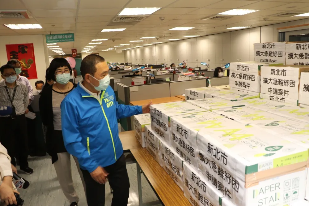 【母親節加班】新北府送審上萬件紓困申請案　衛福部澄清未拒收已處理