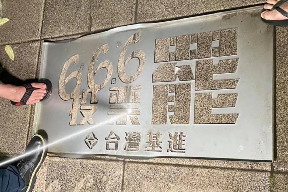 【你噴我洗】罷韓「洗地板」祭新招　市府：清潔同仁維護市容很辛苦    