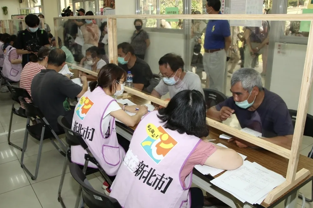 【中央地方互槓】送萬件紓困案挨批是「錯誤示範」　新北市府：初審已淘汰3分之1