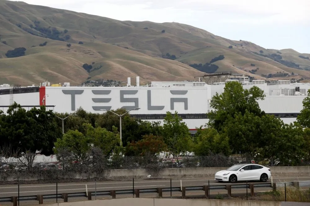 【新冠肺炎】Tesla自行復工　馬斯克：違規要抓就逮捕我吧