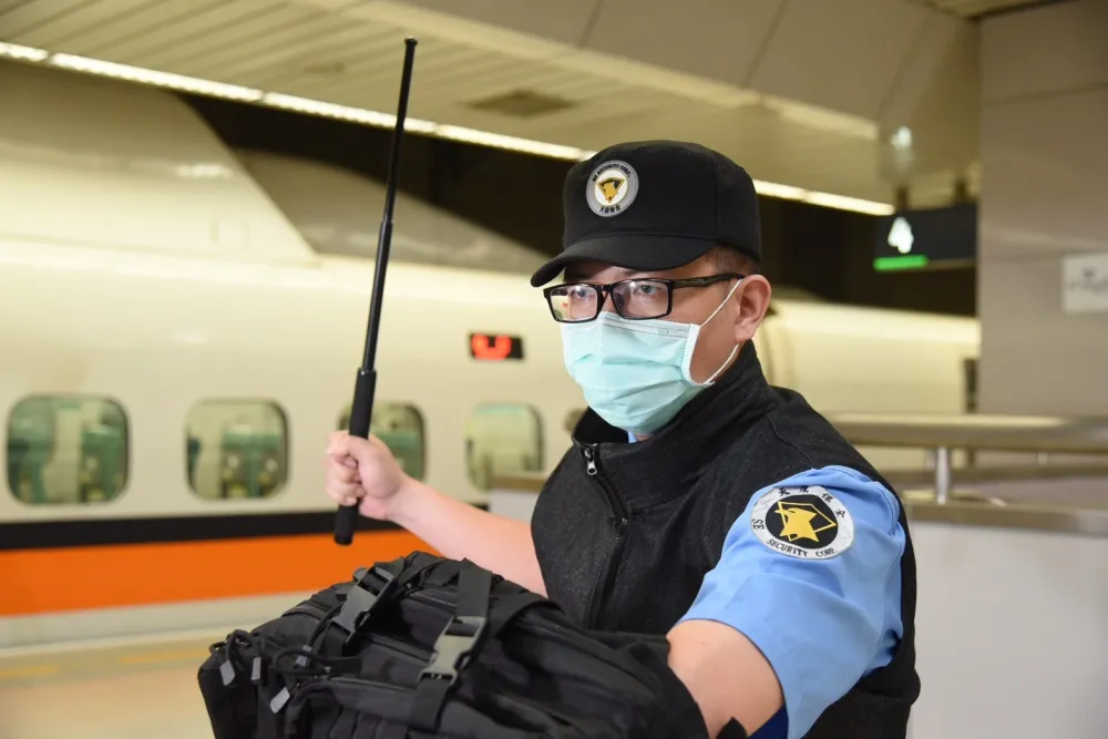 【哼哼哈兮】高鐵聘武術高手當車安保全　配三節甩棍、防刺背心