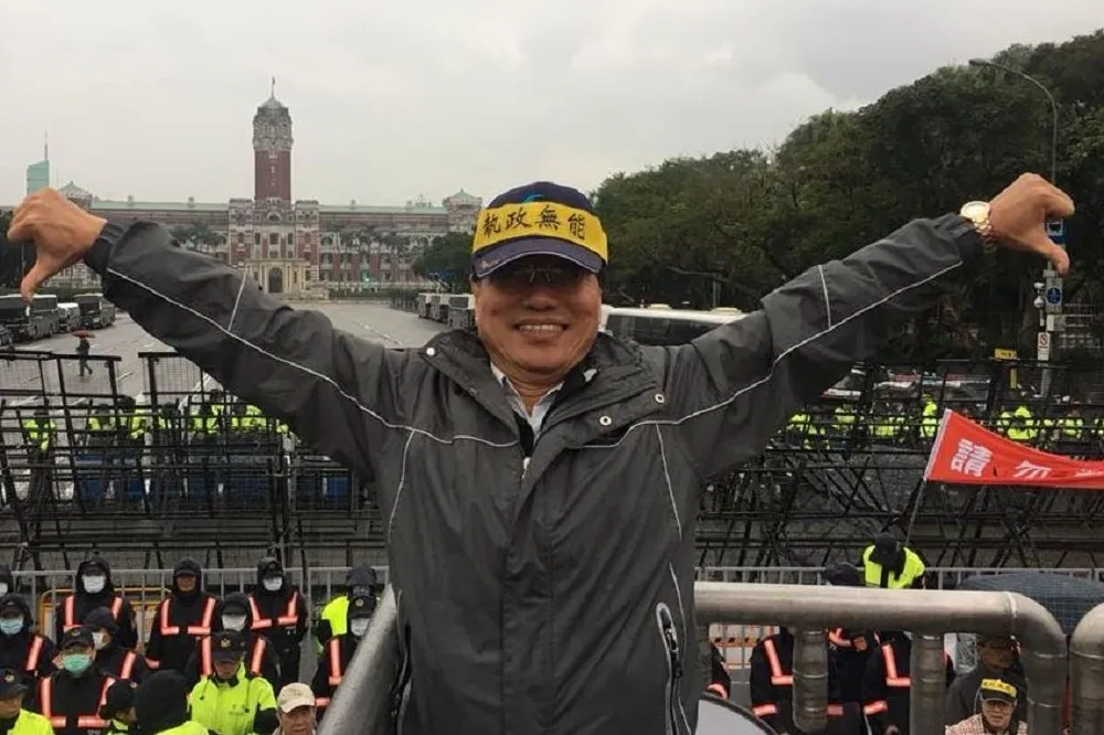 王婉諭挺罷韓　李來希惡毒狠嗆：小燈泡的頭顱被媽媽踢到高雄