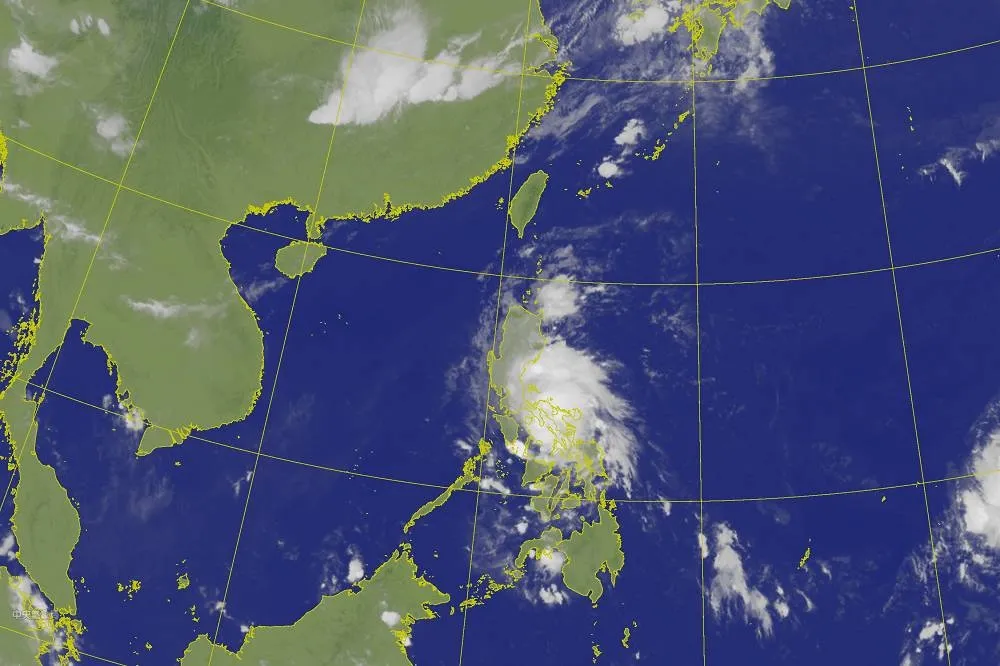 中颱「黃蜂」稍減弱北上接近台灣　鄭明典預告：強降雨的季節開始了