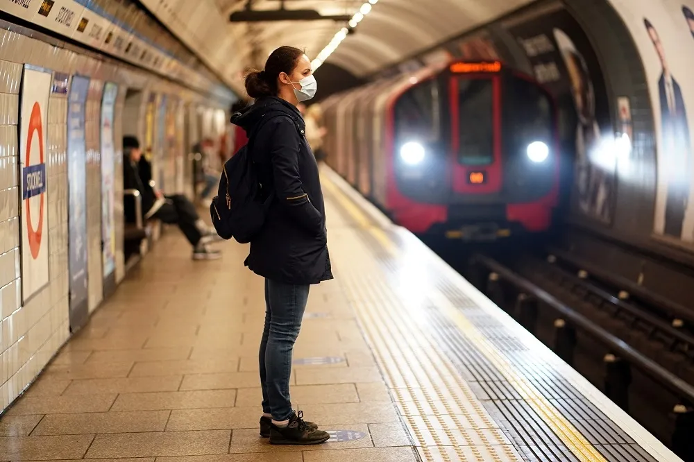 【新冠肺炎】英國2周近15萬確診、孩童感染率遭低估　專家提醒草率解封風險