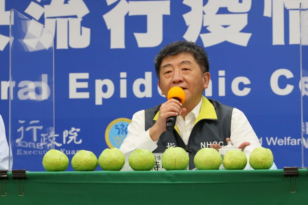 【連8天零確診】指揮中心擺出8顆芭樂　賀「八樂」