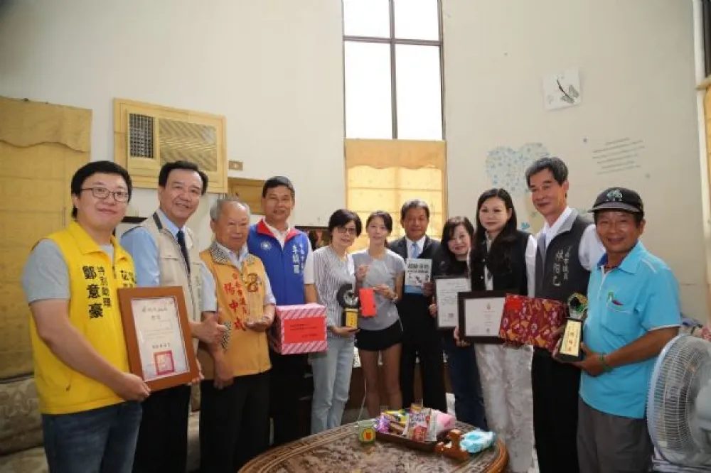 南市議會贈按摩槍 模範母親笑開懷
