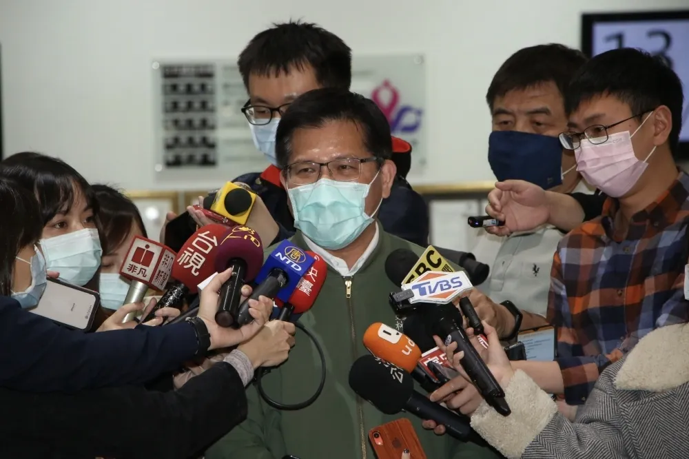 北車大廳禁不禁席地而坐？　林佳龍改口：找兩全其美方法