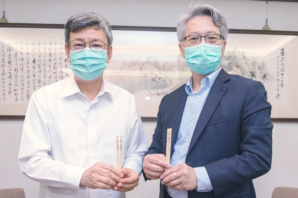 陳建仁回鍋中研院　院長廖俊智贈「鉛筆」題字：愈寫愈短研究愈好