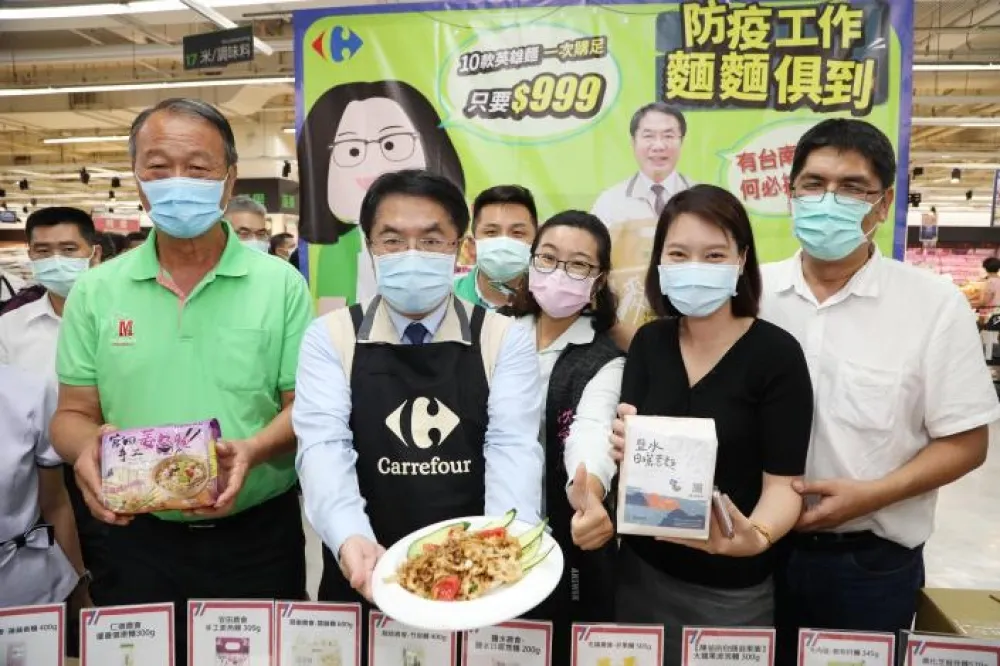 黃偉哲麵麵俱到  蔡英文的「英雄麵」全台68間家樂福今日上架