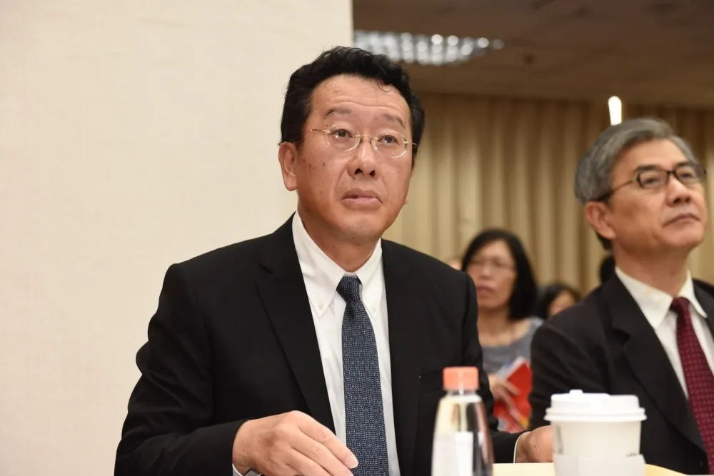 顧立雄面對的三種病毒