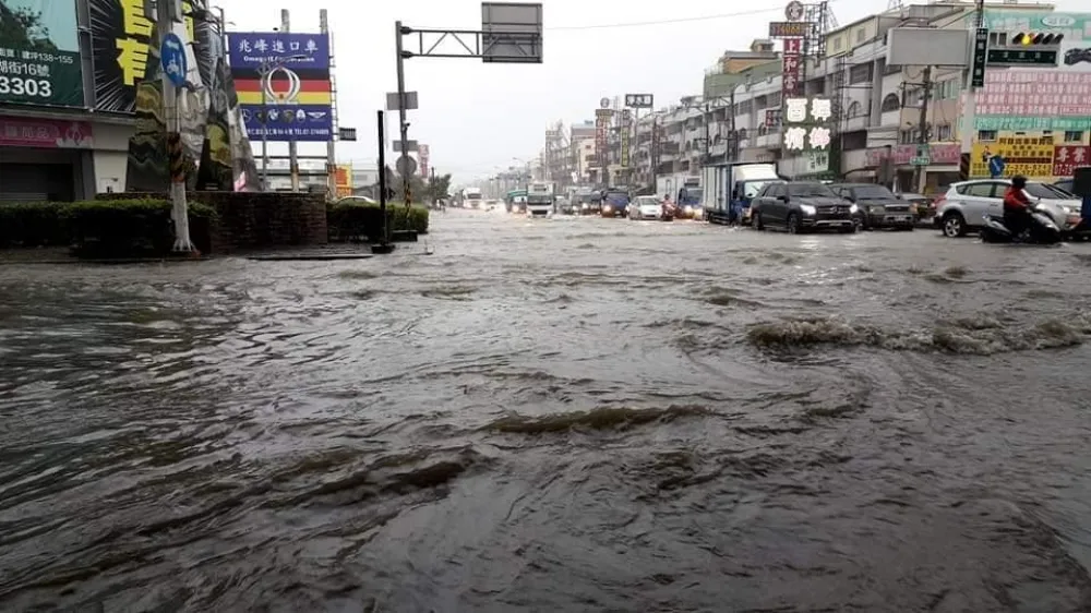 【雨炸高雄】鳳仁路、軍校路、八德一路、仁武水管路...淹水了
