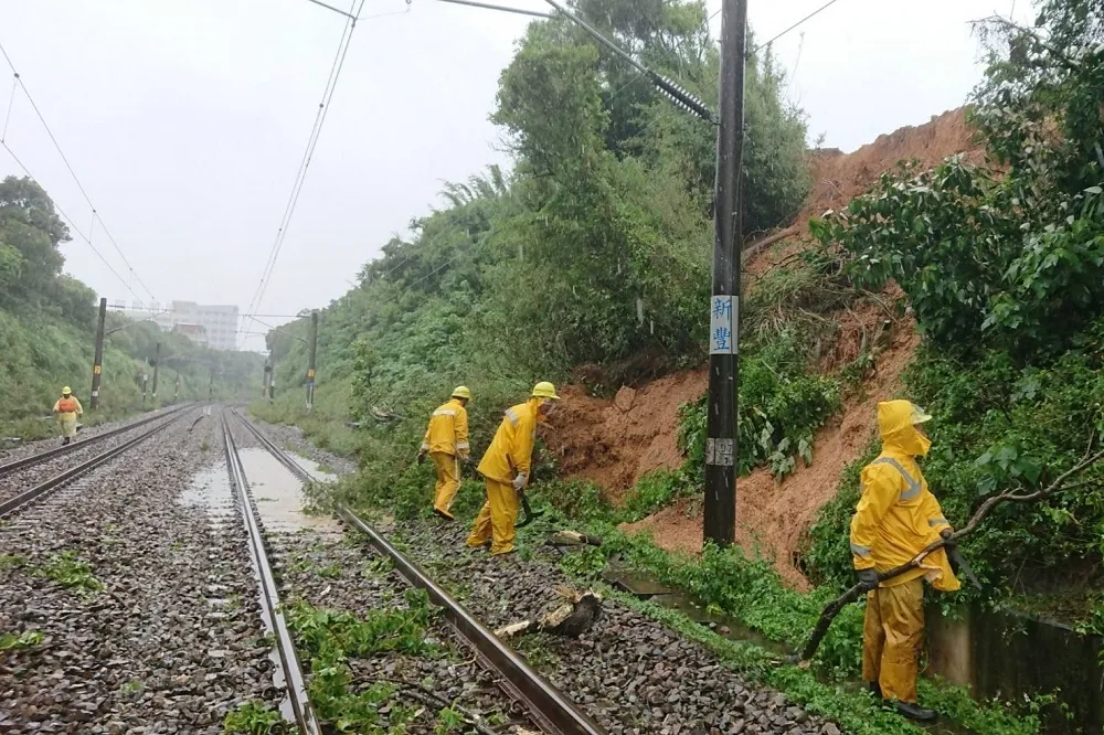 【豪雨炸台】台鐵傳出土石入侵軌道　影響10列車次、1365人