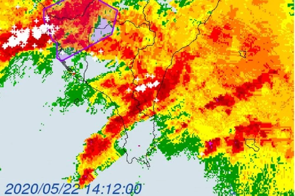 【雨轟南台】大雷雨續炸高雄、屏東　到下午4時30分