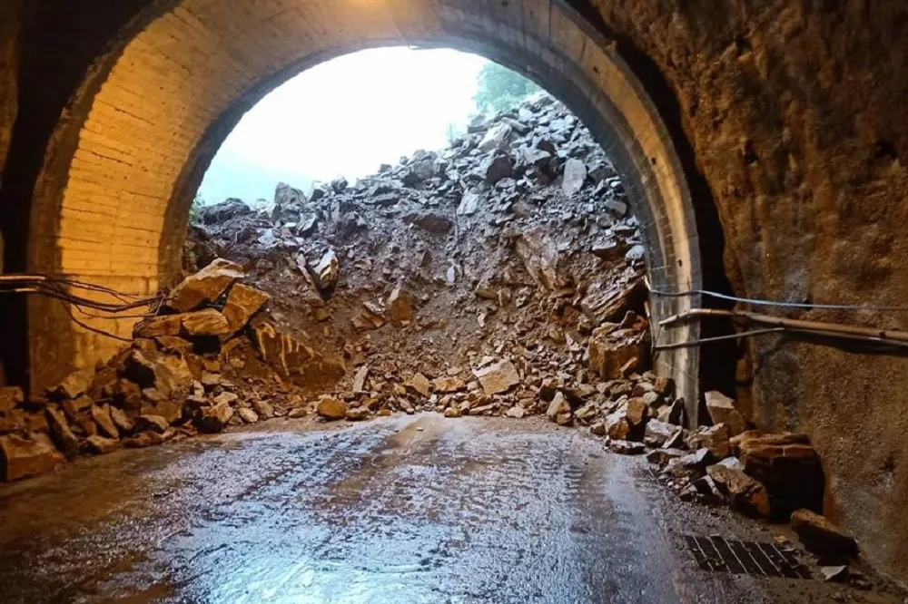 【豪雨襲台】基隆、台中道路坍方　 路樹倒塌台鐵深澳支線中斷