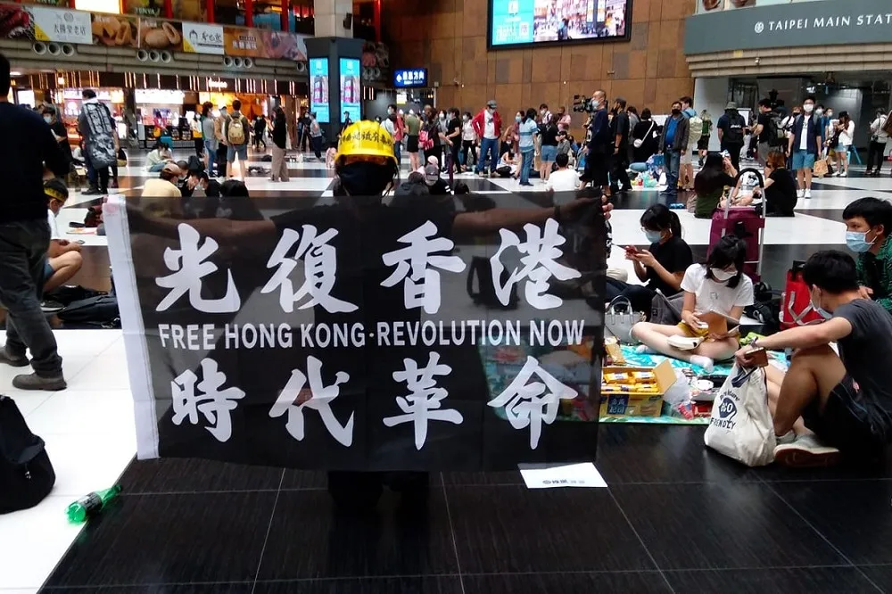 【快閃抗議】「坐爆北車」500多人席地而坐　唱歌、桌遊、挺港各表訴求