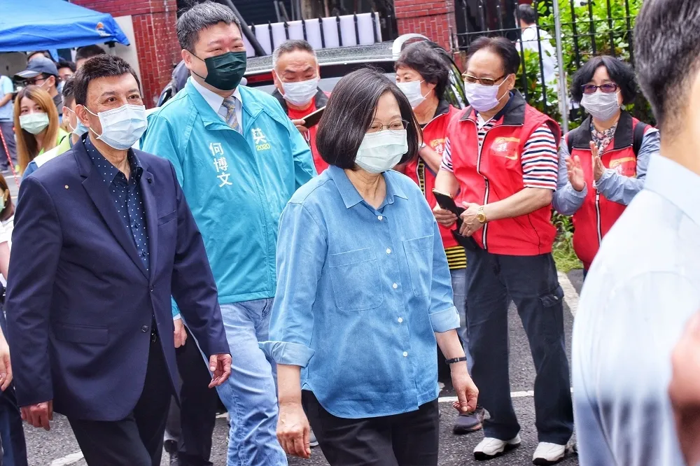 回任黨主席首場黨務選戰　蔡英文笑揪民進黨員「一定要投票」