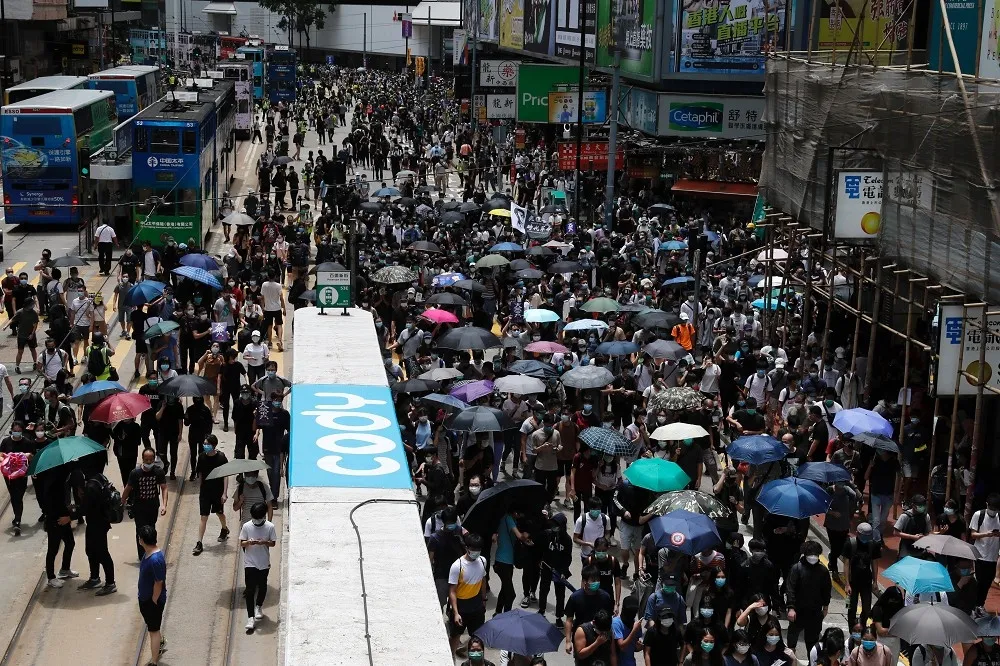 【反惡法遊行】港警施放催淚彈拘捕至少180人　抗議民眾10人送醫1人命危