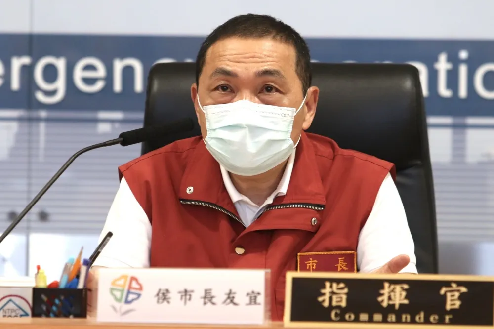 侯友宜宣布畢典畢旅25日起解封　陳時中：連丟水球都可以