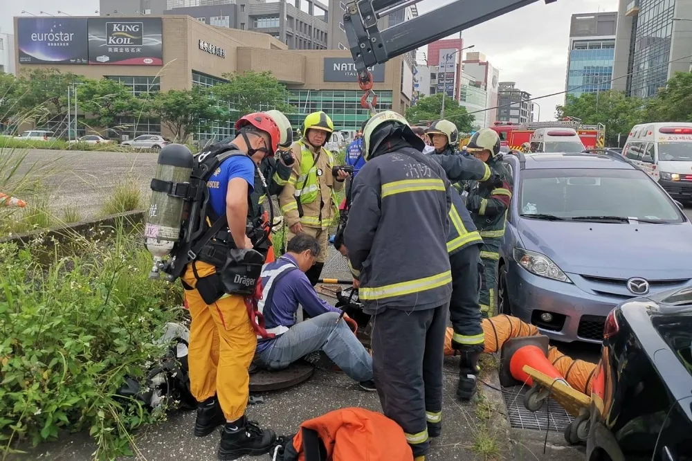【快訊】新湖二路工程意外！　3人困涵洞意識不清搶救中