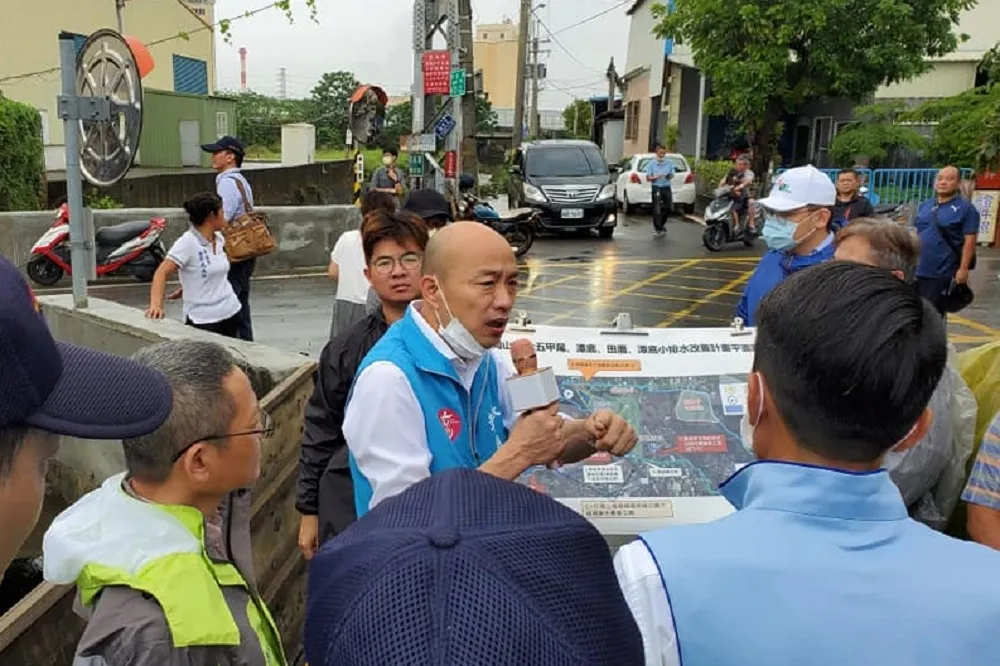 韓國瑜視察水患遇到激動大姐　鄭照新原以為她要罵人...