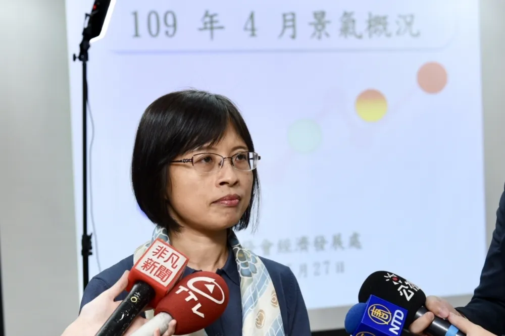 【疫情效應】4月景氣燈號「黃藍燈」　國發會：保守看待5月景氣