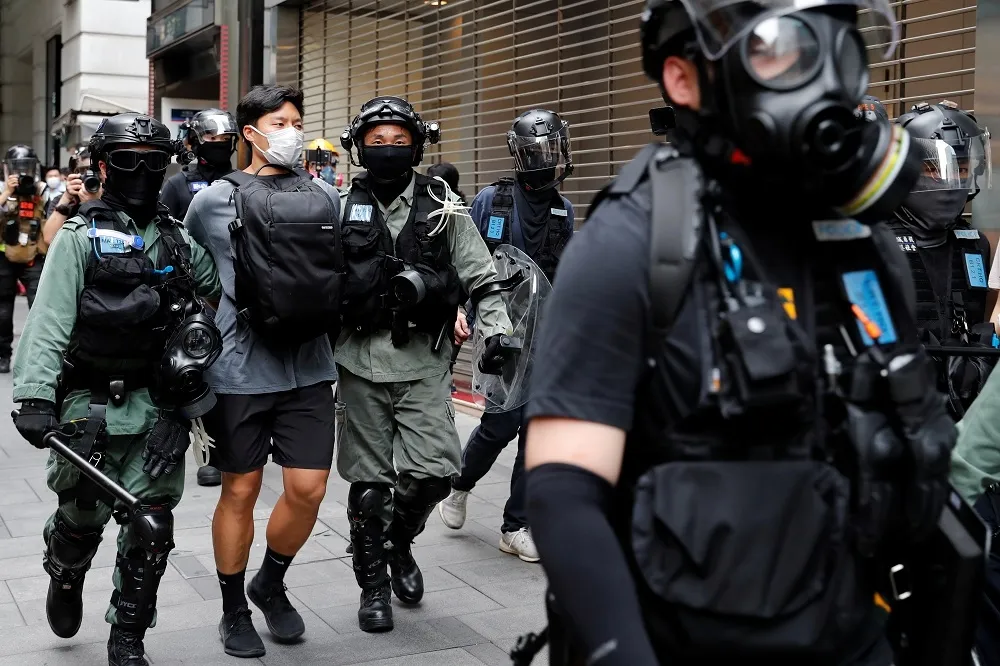 【港版國安法】港警「大圍捕」逾360名示威者　銳武裝甲深夜進駐旺角