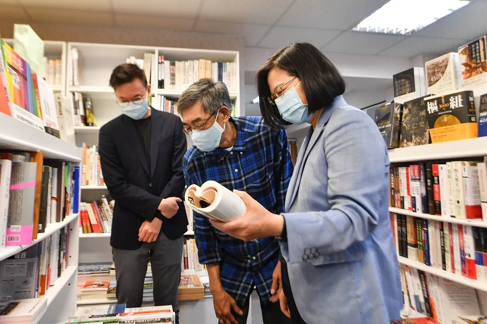 蔡英文造訪林榮基書店　暖心留字條「自由的台灣撐住香港的自由」